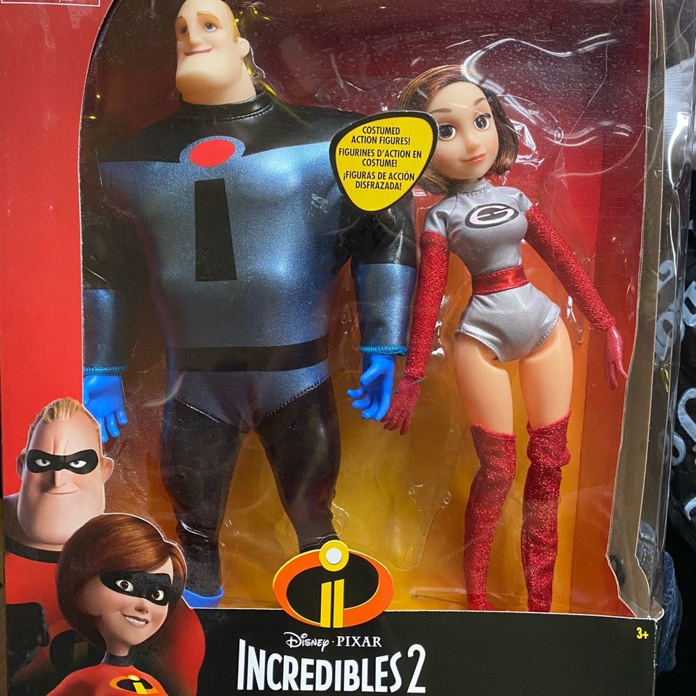 Incredibles 2 Toysrus exclusive Mr.Incredible and Elastigirl dolls box set